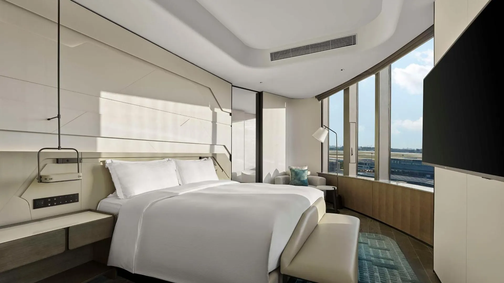 Hilton Shanghai Hongqiao International Airport 5*,  China